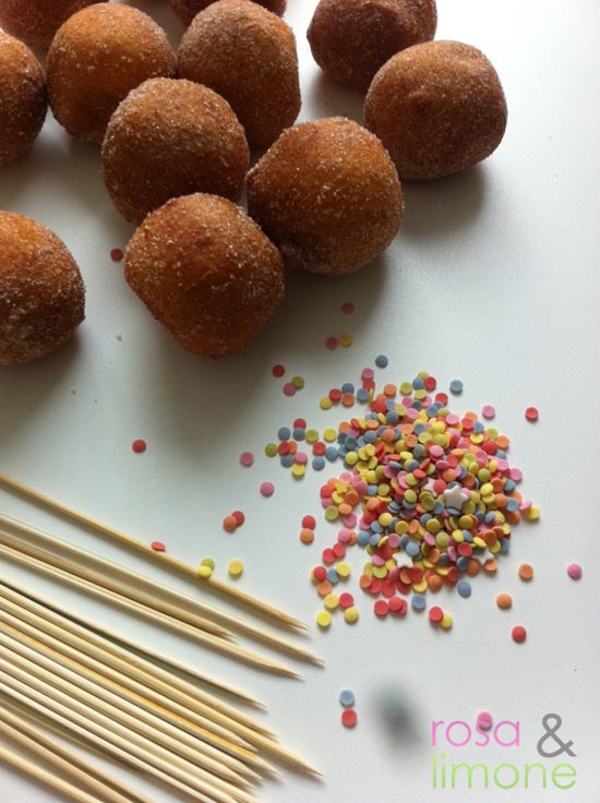 Schnelle Faschingsquarkbällchen und Faschingslollis ...