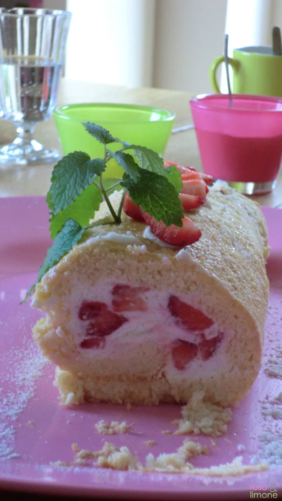Biskuitrolle mit frischen Erdbeeren - rosaundlimonerosaundlimone